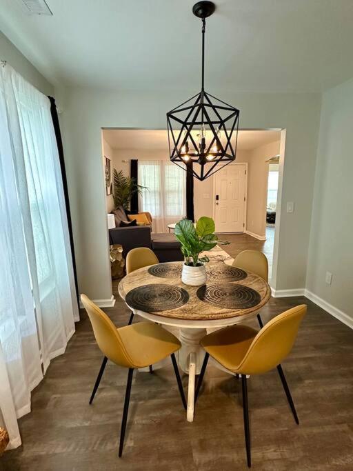 Cozy And Luxury Home Ралей Екстериор снимка