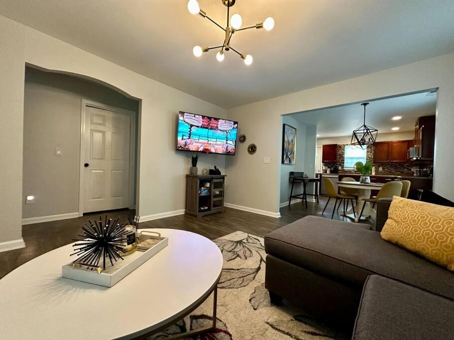Cozy And Luxury Home Ралей Екстериор снимка