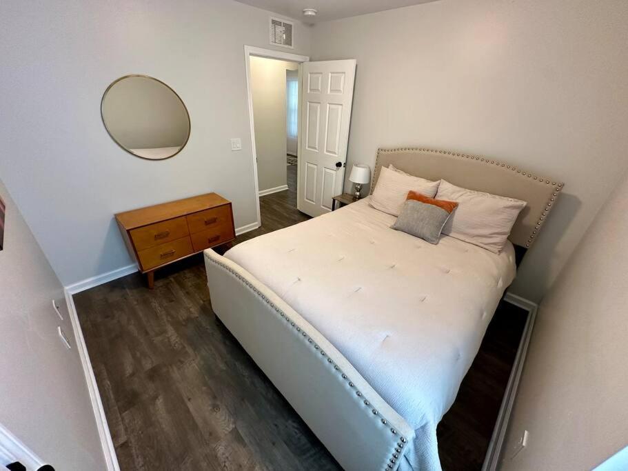 Cozy And Luxury Home Ралей Екстериор снимка