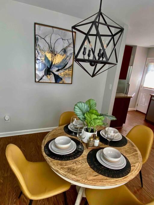 Cozy And Luxury Home Ралей Екстериор снимка