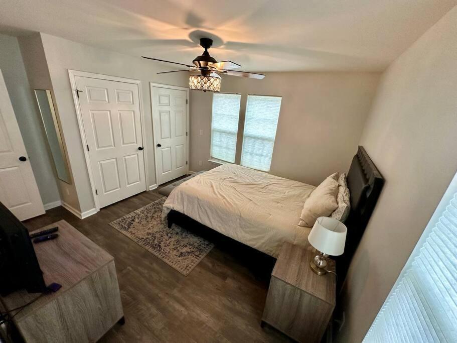 Cozy And Luxury Home Ралей Екстериор снимка