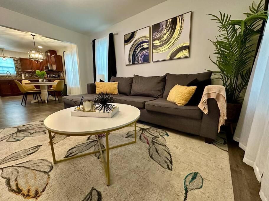 Cozy And Luxury Home Ралей Екстериор снимка